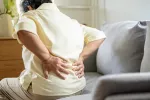 Día Mundial contra el Dolor: el 5% de los españoles sufre dolor a diario Persona con dolor crónico en la espalda