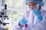 Informe del VIH en España revela avances y nuevos desafíos en salud sexual Científico analizando muestras de sangre en el laboratorio
