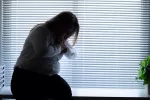 El exceso de grasa está detrás del 40% de cánceres de mama posmenopáusicos Mujer con sobrepeso tocándose el pecho en gesto de dolor
