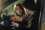Mujer recriminando a su pareja que beba mientras conduce