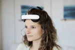 Dispositivo intracraneal de Flow Neuroscience Mujer con el dispositivo intracraneal domiciliario para la depresión Flow