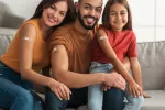 Vacunarse repetidamente contra el COVID aumenta los anticuerpos en las mucosas nasales Mujer, hombre y niña sonrientes muestran su brazo tras vacunarse