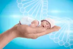 Analizar el ADN del bebé detecta más enfermedades que el cribado neonatal Un bebé recien nacido dormido sobre la palma de la mano de su padre