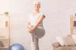 Tener equilibrio predice mejor el envejecimiento que otras medidas Mujer mayor mantiene el equilibrio sobre una sola pierna