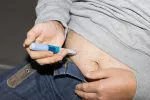 Ozempic tiene beneficios en pacientes con daño renal crónico y obesidad Paciente con daño renal inyectándose Ozempic