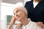 Los pacientes con cáncer tienen el triple de riesgo de sufrir trombosis Mujer mayor enferma de cáncer