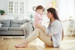 La forma de criar a los niños afecta a su salud mental en la adolescencia Madre hablando con un hijo pequeño