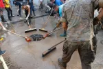 Consejos de salud para los voluntarios en una inundación Voluntarios y ciudadanos limpian las calles de barro tras una inundación