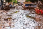 Sanidad vigilará para detectar precozmente infecciones causadas tras la DANA Calle embarrada tras el paso de la riada