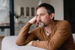 Estar soltero puede aumentar el riesgo de depresión hasta un 80% Hombre soltero con la cara triste y pensativa