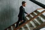 5 minutos de ejercicio extra al día ayudan a prevenir la hipertensión Una persona subiendo las escaleras para acudir a su puesto de trabajo