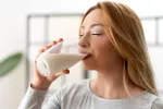 Un vaso y medio de leche al día aumenta el riesgo de cardiopatía en mujeres Mujer bebiendo un vaso de leche