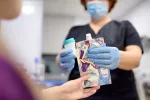 Desarrollan sensores que detectan en el aliento señales de cáncer de pulmón Enfermera entregando un test de aliento a una paciente