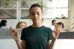 Test ¿Eres una persona paciente? Una chica joven en actitud positiva siendo paciente