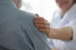 Consejos de salud mental para proteger a los afectados por las inundaciones Afectado por las inundaciones de Valencia recibiendo ayuda psicológica