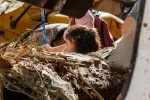 Impacto psicológico de la DANA de Valencia: cómo abordarlo Niña entre los escombros y los restos de materiales dejados tras el paso de la DANA por Valencia