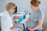 La diabetes gestacional puede alterar los niveles de glucosa tras el parto Enfermera midiendo el nivel de azúcar de una mujer embarazada