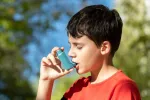 Tener asma esconde un riesgo oculto vinculado a problemas de memoria Un niño asmático usando un inhalador