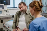 La OMS alerta: los casos de diabetes se han cuadriplicado en el mundo Persona obesa en la consulta del médico