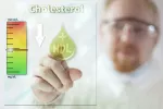 Fluctuaciones en los niveles de colesterol ligados a más riesgo de demencia Científico mostrando una gráfica con el nivel del colesterol