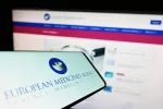 Europa rectifica y aprueba el polémico lecanemab que frena el alzhéimer Teléfono móvil con el logotipo de la Agencia Europea de Medicamentos (EMA)