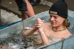 Exponerte a frío intenso durante el día te puede ayudar a dormir mejor Un chico joven sumergido en una bañera repleta de hielo