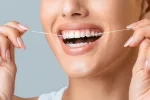 Hilo dental, cómo usarlo en tu higiene bucodental Chica usando un hilo dental después de comer