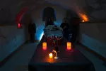 Pasar miedo en un pasaje del terror puede fortalecer tu sistema inmunitario Una sala de un pasaje del terror con actores