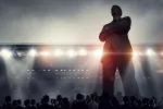 Las personas que se creen poderosas son más propensas a ser infieles Silueta de una persona rodeada de gente que le idolatra