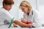 Un test de sangre detecta el alzhéimer precozmente con un 80% de precisión Una enfermera realizando una extracción de sangre a una señora