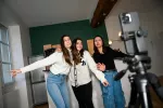 Uno de cada 5 jóvenes españoles abusa de TikTok: así afecta su salud mental Grupo de jóvenes grabando contenido para Tik Tok
