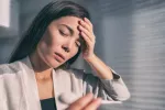 Asocian pasar el COVID-19 con más riesgo de desarrollar esclerosis múltiple Mujer infectada por el virus Covid-19