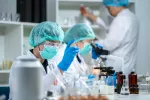 Españoles hallan una causa del autismo que abre la puerta a nuevas terapias Grupo de científicos investigando en un laboratorio