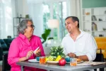 Así debe ser un desayuno de calidad para reducir tu riesgo cardiovascular Un matrimonio de personas mayores desayunando