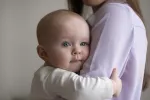 Una inteligencia artificial detecta autismo en la mirada de bebés de 9 meses Un bebé con la mirada perdida en brazos de su madre