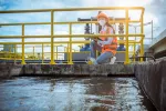 Europa detecta el virus de la polio en aguas de Barcelona y otras 9 ciudades Un operario recogiendo muestras en una planta de reciclado de aguas residuales