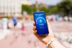Revelan cuántos pasos caminar a diario para reducir el riesgo de depresión Una mujer mirando los pasos diarios realizados en el teléfono móvil