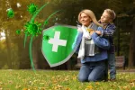 Una versión mejorada de la vacuna de la gripe podría combatir también la gripe aviar Una madre sostiene un escudo para frenar virus con su hijo a la espalda