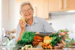 Hallan la clave por la que la restricción calórica retrasa el envejecimiento Mujer anciana comiendo vegetales