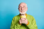 Varias tazas de café al día reducen deterioro cognitivo en personas con fibrilación auricular Hombre sostiene una taza de café con expresión de felicidad