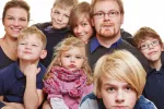 Cómo influye en la personalidad criarse con varios hermanos Padres posan con sus seis hijos