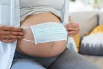 Disruptores endocrinos en el ambiente pueden alterar la conducta de los descendientes Embarazada se cubre la barriga con una mascarilla