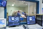 Nueva técnica resonancia magnética comprueba resultados función pulmonar en tiempo real Dos médicos realizan pruebas con escáner en laboratorio