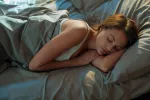 El sueño bloquea los recuerdos no deseados Mujer duerme relajada sobre su almohada