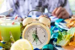 El ayuno intermitente ayuda a perder peso y mejora la salud cardiovascular Persona esperando a que cumpla el tiempo para poder comer de nuevo