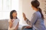 Los niños con autismo que hablan más de un idioma tienen mejor cognición Una educadora hablando en varios idiomas con una niña autista