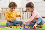 Las diferencias sexuales están en las estructuras cerebrales al nacer Un. niño y una niña juegan en la guardería