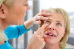 Hallan las causas de enfermedades genéticas como las cataratas hereditarias Oftalmóloga observando los ojos de una paciente