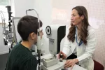 Una terapia pionera del Clínico San Carlos frena la progresión de la miopía Oftalmóloga revisando la visión de un paciente