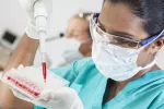 Nuevo test de sangre promovido por IA ayuda a detectar cáncer en fases iniciales Una profesional sanitaria distribuye muestras de sangre en el laboratorio